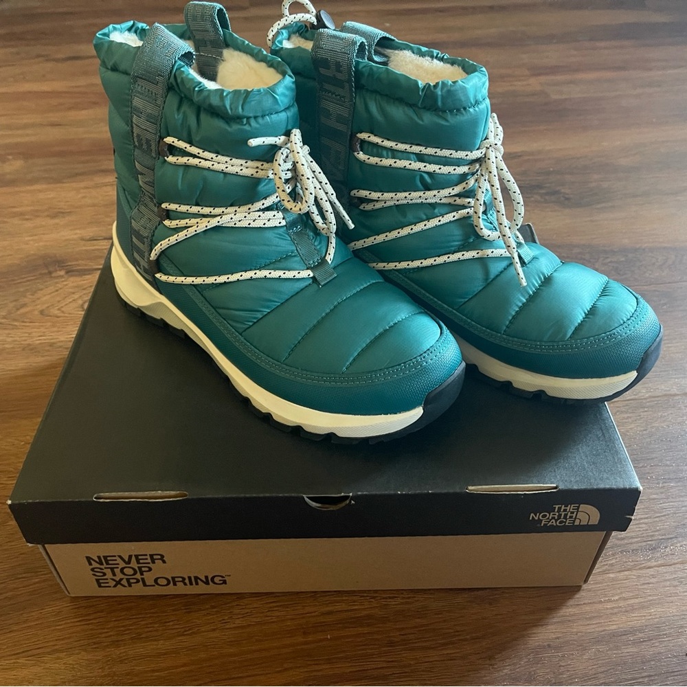 North face Women’s Thermoball Lace Up